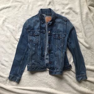 Levi’s denim jean jacket!